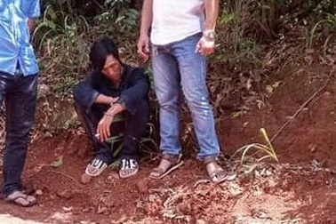 Tài xế taxi đạp cửa thoát thân khi bị kề dao, cướp tài sản