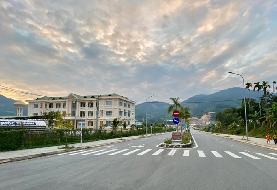 Lạ đời, cả huyện không có trụ ATM nhưng buộc cán bộ nhận lương qua thẻ - 2