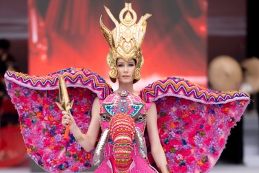 999 hoa hậu, nam vương trình diễn tại Tuần lễ Thời trang Sinh viên Toàn cầu