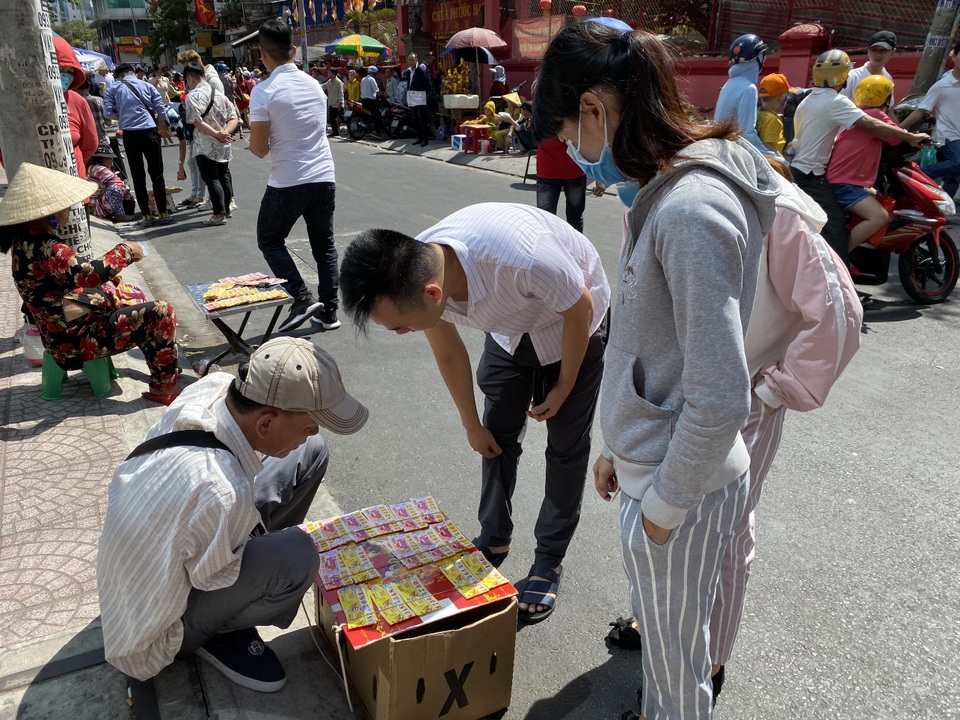 Người đi lễ bị chặt chém phí gửi xe, điểm trông giữ hốt bạc ngày Tết - 14 Người đi lễ bị chặt chém phí gửi xe, điểm trông giữ hốt bạc ngày Tết - 14