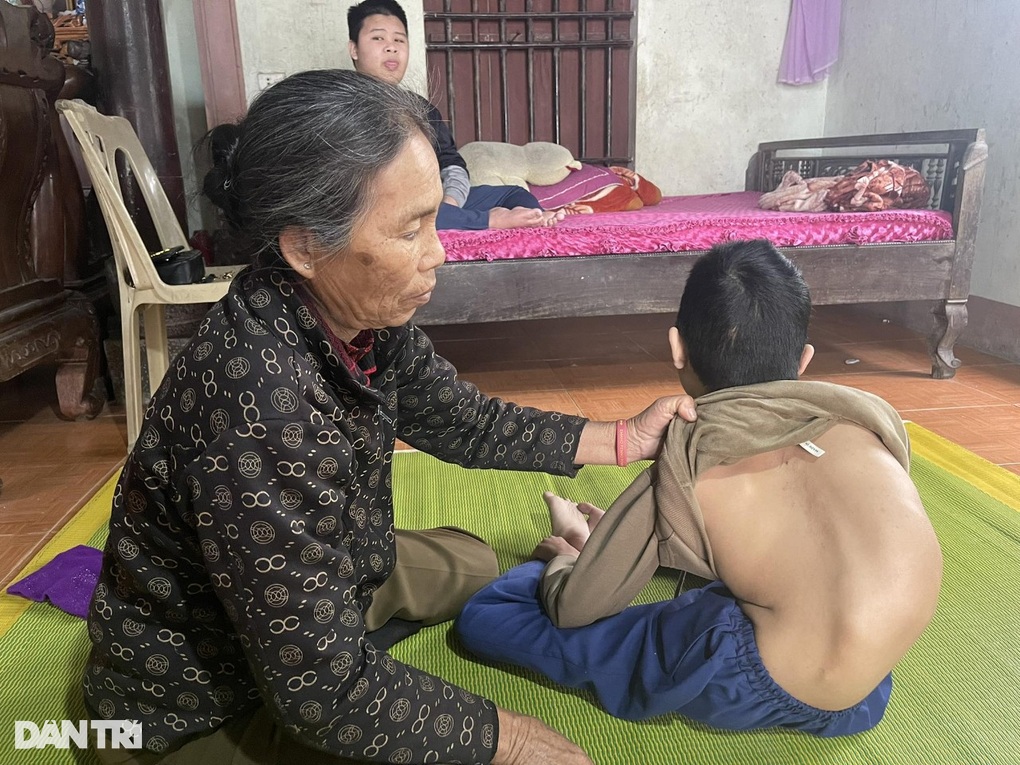 Bố mất, mẹ đi lấy chồng, 2 con mắc bệnh hiểm nghèo sống với ông bà già yếu - 3 Bố mất, mẹ đi lấy chồng, 2 con mắc bệnh hiểm nghèo sống với ông bà già yếu - 3