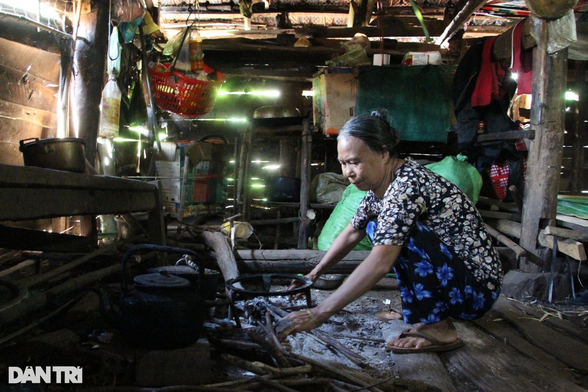 Xót xa mơ ước của vợ chồng cụ già ôm con tật nguyền trong căn nhà rách nát - 6 Xót xa mơ ước của vợ chồng cụ già ôm con tật nguyền trong căn nhà rách nát - 6