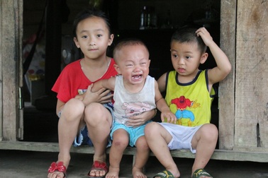 Nhói lòng cảnh ba đứa trẻ khóc nghẹn cầu xin sự sống cho cha bị vỡ hộp sọ