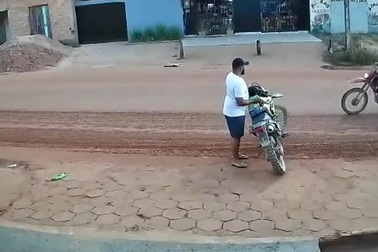 Cha phản ứng cực nhanh cứu con nhỏ khỏi tai nạn kinh hoàng