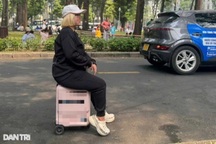 Lời khai của người phụ nữ cưỡi vali giữa đường ở TPHCM