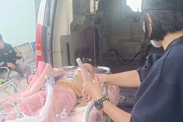 Hành trình đưa em bé Hà Giang cận cửa tử về quê nhà và cái kết ấm lòng