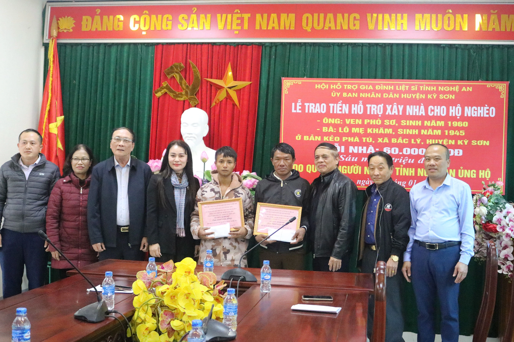 Trao hơn 9.000 suất quà, 464 căn nhà tới thân nhân liệt sĩ - 2 Trao hơn 9.000 suất quà, 464 căn nhà tới thân nhân liệt sĩ - 2