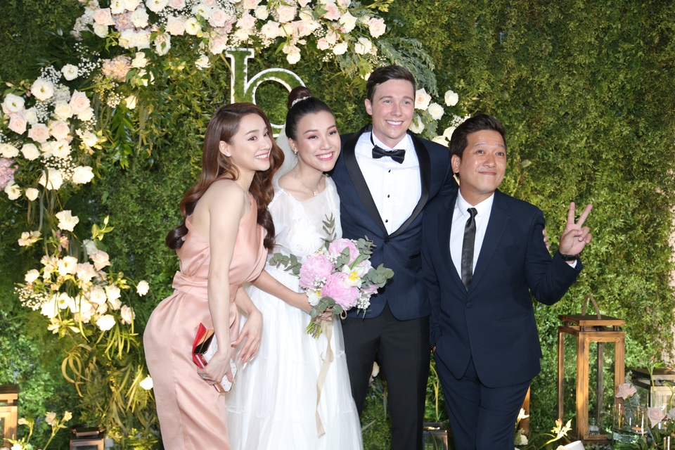 Trường Giang, Nhã Phương xúc động trong đám cưới “có một không hai” của Hoàng Oanh - 13 Trường Giang, Nhã Phương xúc động trong đám cưới “có một không hai” của Hoàng Oanh - 13