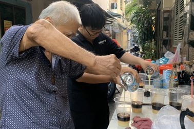 Vợ chồng già gần 30 năm lưu giữ cà phê phin "núp hẻm" ở TPHCM