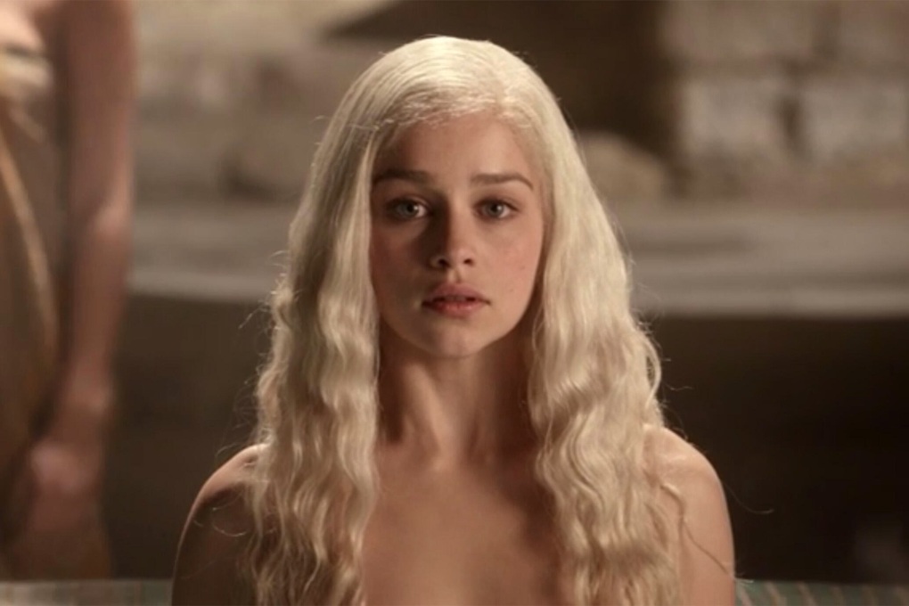 Mẹ rồng Emilia Clarke gây sửng sốt với đôi lông mày đầy... biểu cảm - 2 Mẹ rồng Emilia Clarke gây sửng sốt với đôi lông mày đầy... biểu cảm - 2