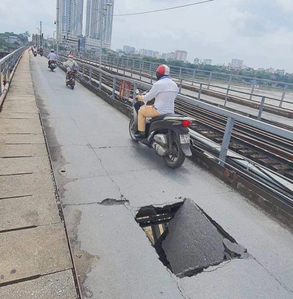 Cầu Long Biên xuất hiện lỗ thủng người chui lọt - 1 Cầu Long Biên xuất hiện lỗ thủng người chui lọt - 1