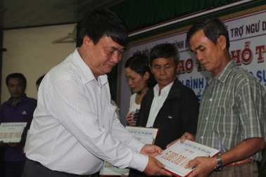 Trao quỹ hỗ trợ ngư dân khó khăn, gặp rủi ro trên biển