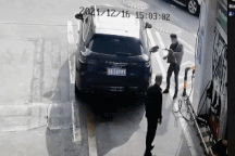 Clip người đàn ông bất ngờ châm lửa đốt xe đang đổ xăng gây sốc