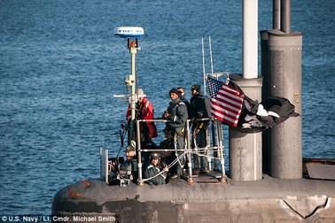 Xôn xao lá cờ cướp biển tung bay trên tàu ngầm hạt nhân Mỹ