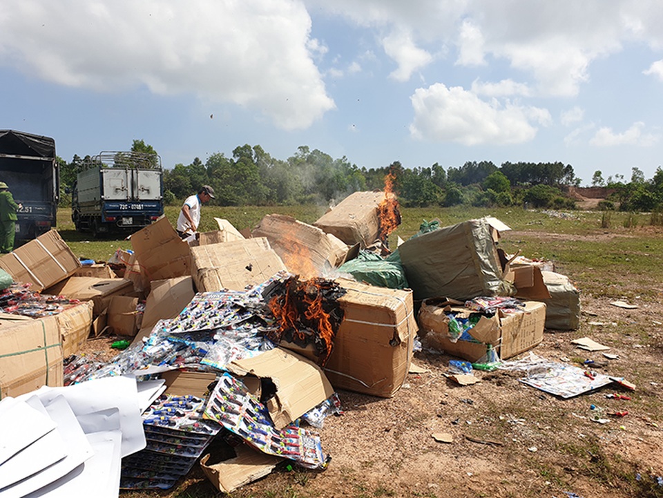 Tiêu hủy số lượng lớn súng đồ chơi nguy hiểm nhập lậu từ Trung Quốc - 1