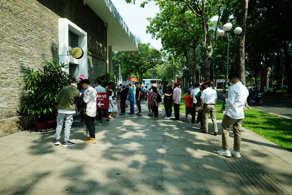 Đông đảo người dân xếp hàng tham quan Dinh Độc Lập - 5 Đông đảo người dân xếp hàng tham quan Dinh Độc Lập - 5
