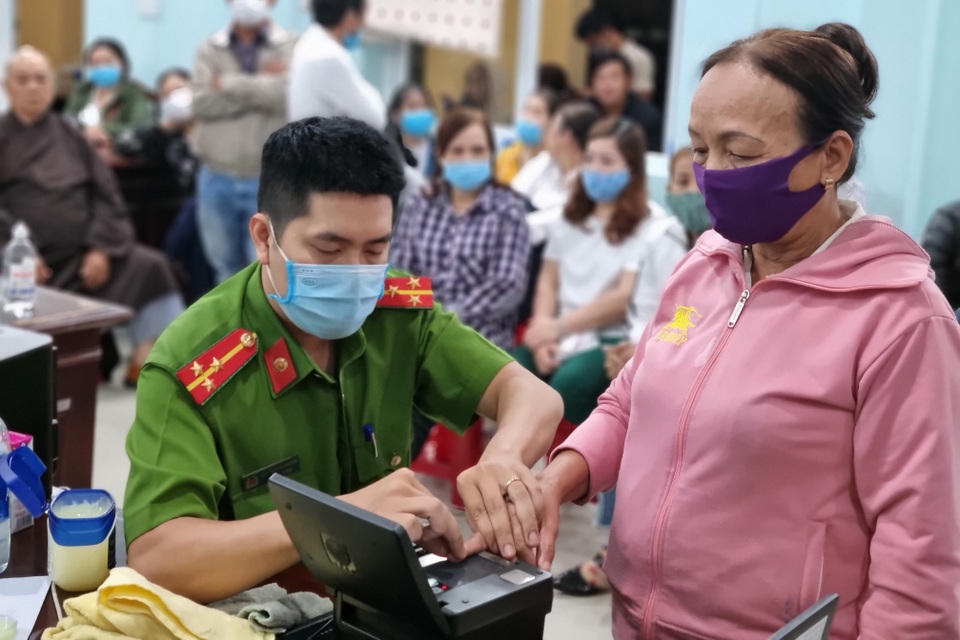 Nửa đêm công an đến tận nhà dân làm thẻ căn cước - 6 Nửa đêm công an đến tận nhà dân làm thẻ căn cước - 6
