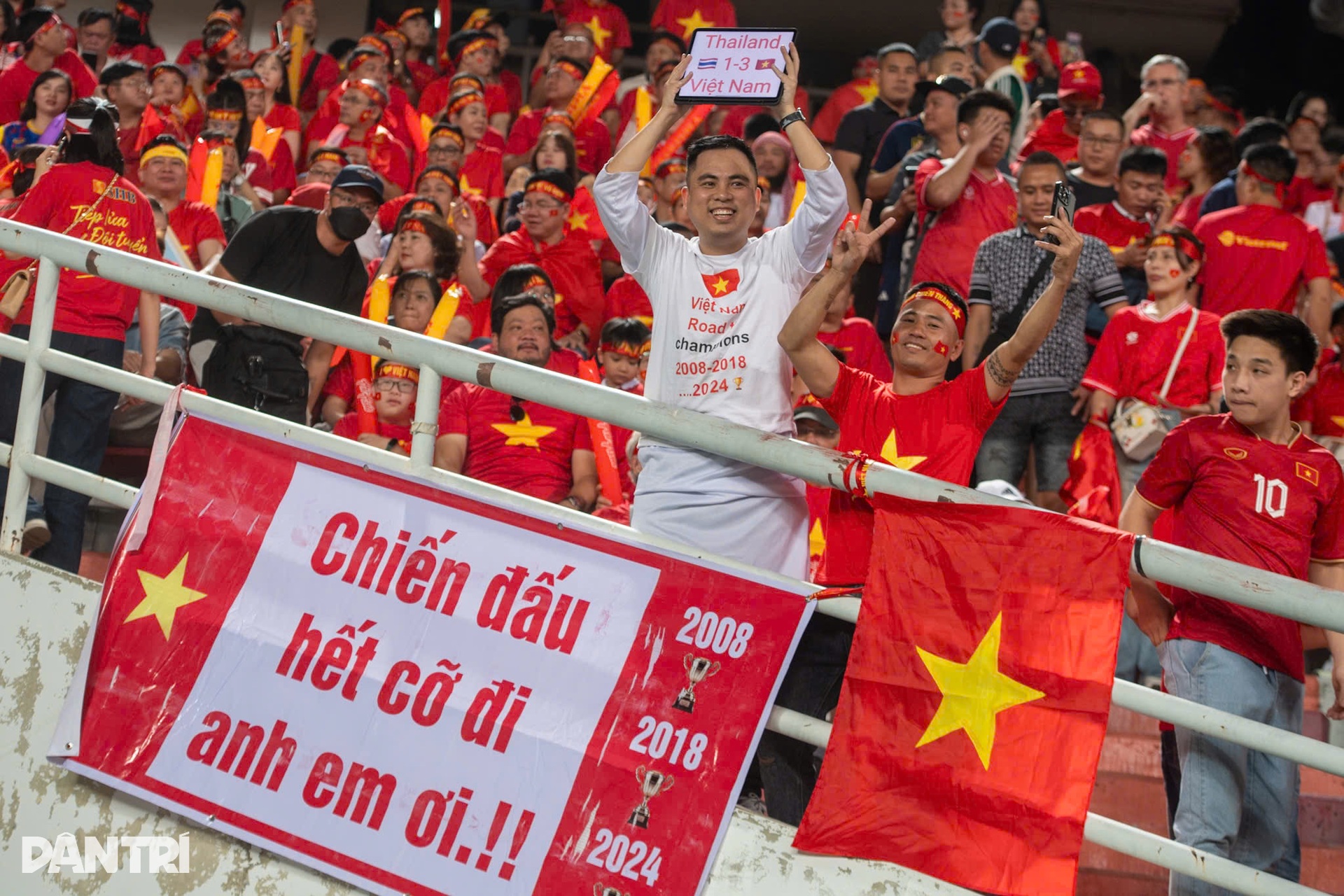 Người hâm mộ phủ đỏ SVĐ Thái Lan, cổ vũ tuyển Việt Nam giành cúp vô địch - 20 Người hâm mộ phủ đỏ SVĐ Thái Lan, cổ vũ tuyển Việt Nam giành cúp vô địch - 20