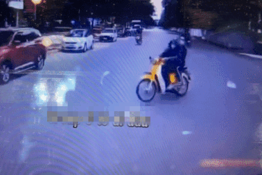 Hà Nội: Tài xế ô tô 16 chỗ "lao" hơn 80km/h, đâm văng 2 người đi xe máy