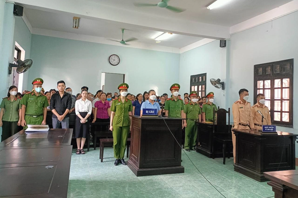 Người phụ nữ đòi hôn CSGT đến chết lĩnh 20 tháng tù - 1 Người phụ nữ đòi hôn CSGT đến chết lĩnh 20 tháng tù - 1
