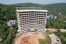 Đang tháo dỡ khách sạn 12 tầng xây trái phép ở Phú Quốc