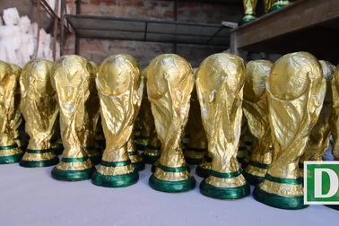 "Đột nhập" xưởng làm cúp vàng World Cup ở làng gốm Bát Tràng