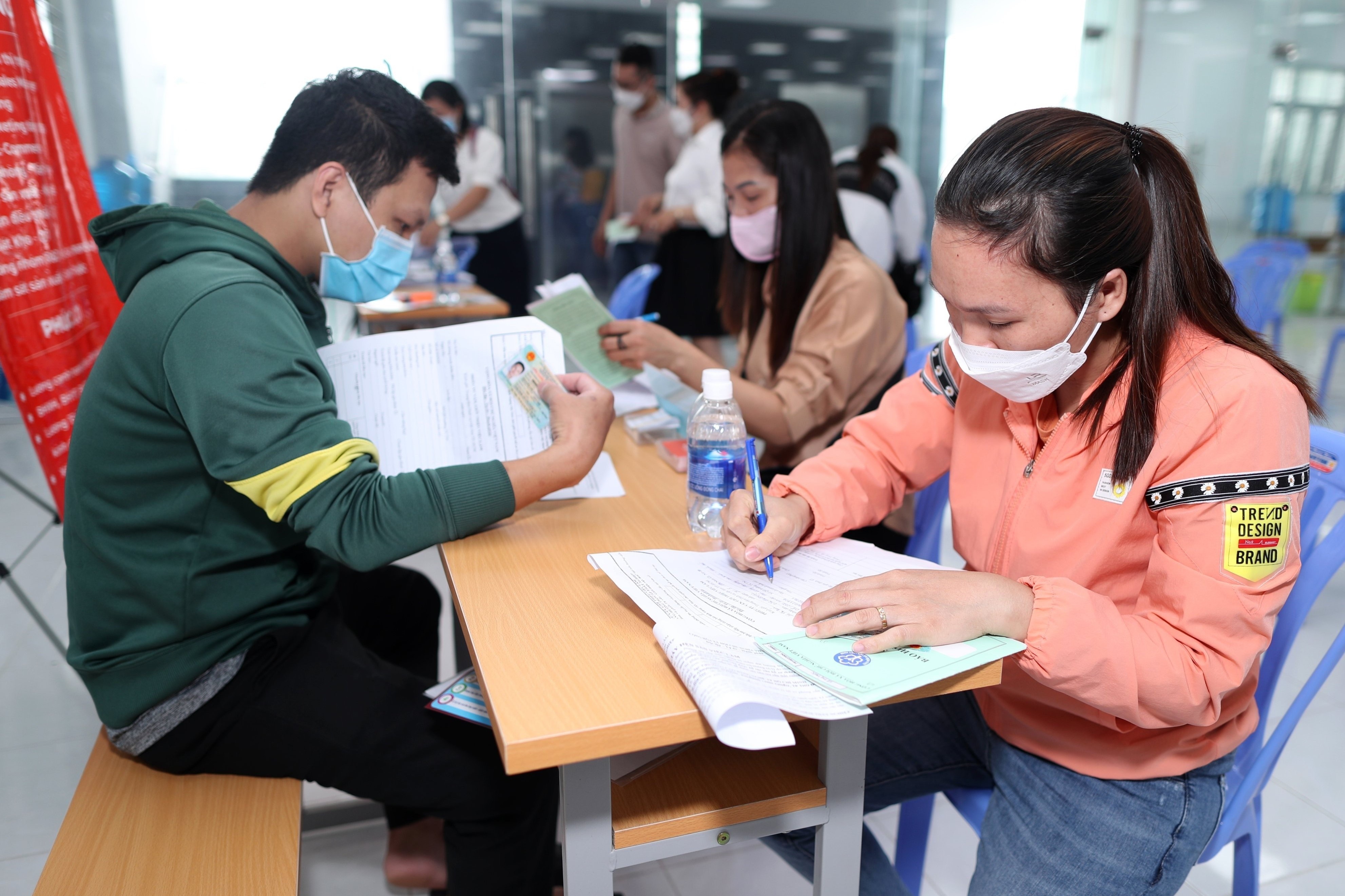 Många positiva tecken, HCMC behöver rekrytera 81 000 arbetare för att accelerera - 1 Nhiều tín hiệu vui, TPHCM cần tuyển 81.000 lao động để bứt tốc - 1