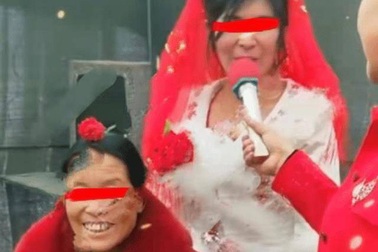 Lấy vợ kém mẹ đẻ chỉ 5 tuổi, chú rể đưa ra lời giải thích "khó tin"