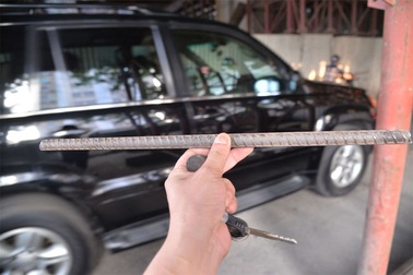 Lại một thanh sắt rơi trúng người đi đường từ đường sắt trên cao