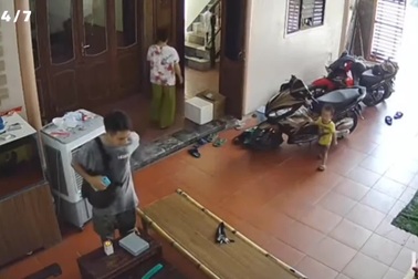 Khoảnh khắc gạch đá bất ngờ rơi xuống sân, suýt gây tai nạn nghiêm trọng