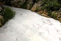 Hóa chất là “thủ phạm” khiến con suối nổi bọt trắng xóa như bông