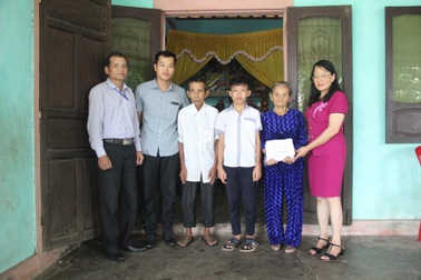 Quảng Trị: Trao hơn 72 triệu đồng đến gia đình nữ sinh 18 tuổi nguy kịch vì bệnh Lupus ban đỏ