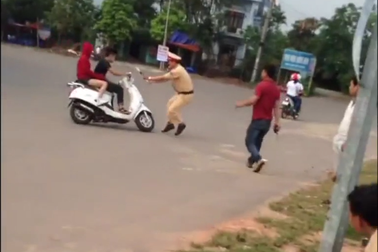 Không chấp hành hiệu lệnh, đâm cảnh sát giao thông