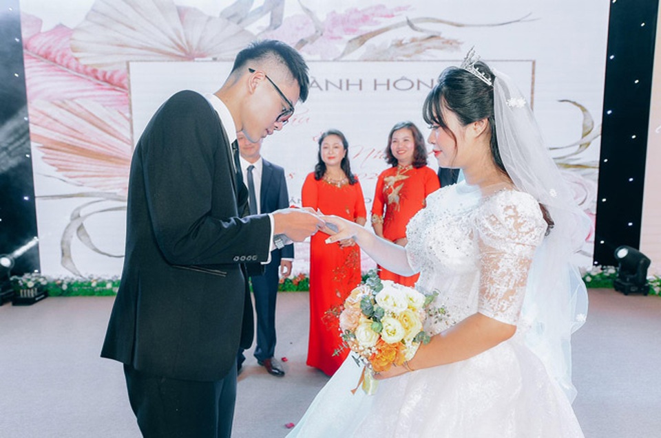 Bị thầy giáo phạt đứng hành lang, cặp đôi tranh thủ tán tỉnh... và cái kết bất ngờ - 3 Bị thầy giáo phạt đứng hành lang, cặp đôi tranh thủ tán tỉnh... và cái kết bất ngờ - 3