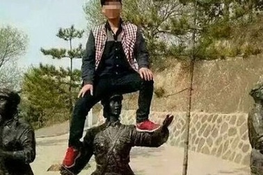 Du khách Trung Quốc cưỡi đầu, sàm sỡ tượng thiêng