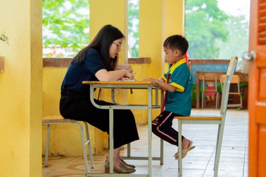 Thiếu giáo viên tiếng Anh, 2.600 học sinh Mèo Vạc học trực tuyến từ Hà Nội