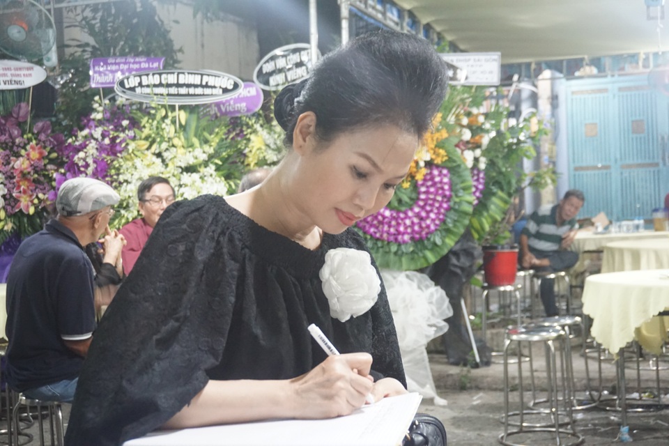 Nghệ sĩ Thanh Ngân, Vân Khánh... bật khóc khi đến viếng Vũ Đức Sao Biển - 11 Nghệ sĩ Thanh Ngân, Vân Khánh... bật khóc khi đến viếng Vũ Đức Sao Biển - 11