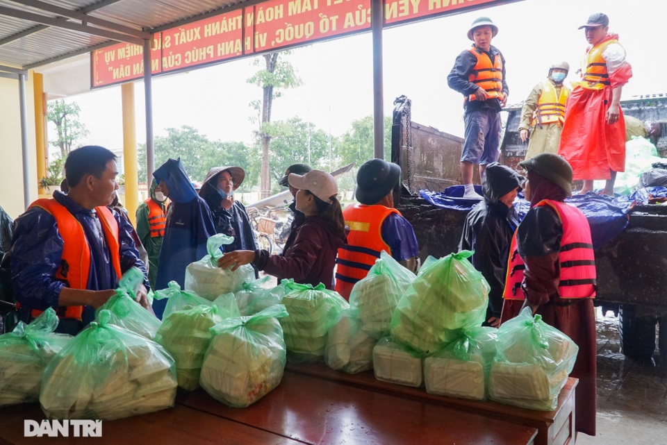 Hàng nghìn suất cơm miễn phí ấm tình người trong mùa mưa lũ - 10 Hàng nghìn suất cơm miễn phí ấm tình người trong mùa mưa lũ - 10