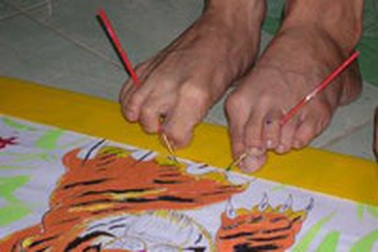 Chàng sinh viên vẽ tranh bằng miệng và hai chân 