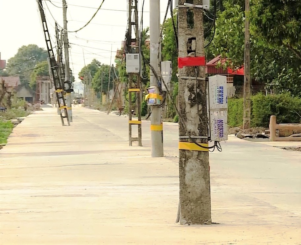 Kỳ lạ hơn 40 cột điện xếp hàng chình ình giữa con đường mới - 2 Kỳ lạ hơn 40 cột điện xếp hàng chình ình giữa con đường mới - 2