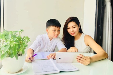 Hàng trăm phụ huynh cho con làm bài Đánh giá năng lực Kiến thức