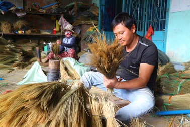 Làng chổi đót lớn nhất xứ Quảng tất bật vào vụ Tết