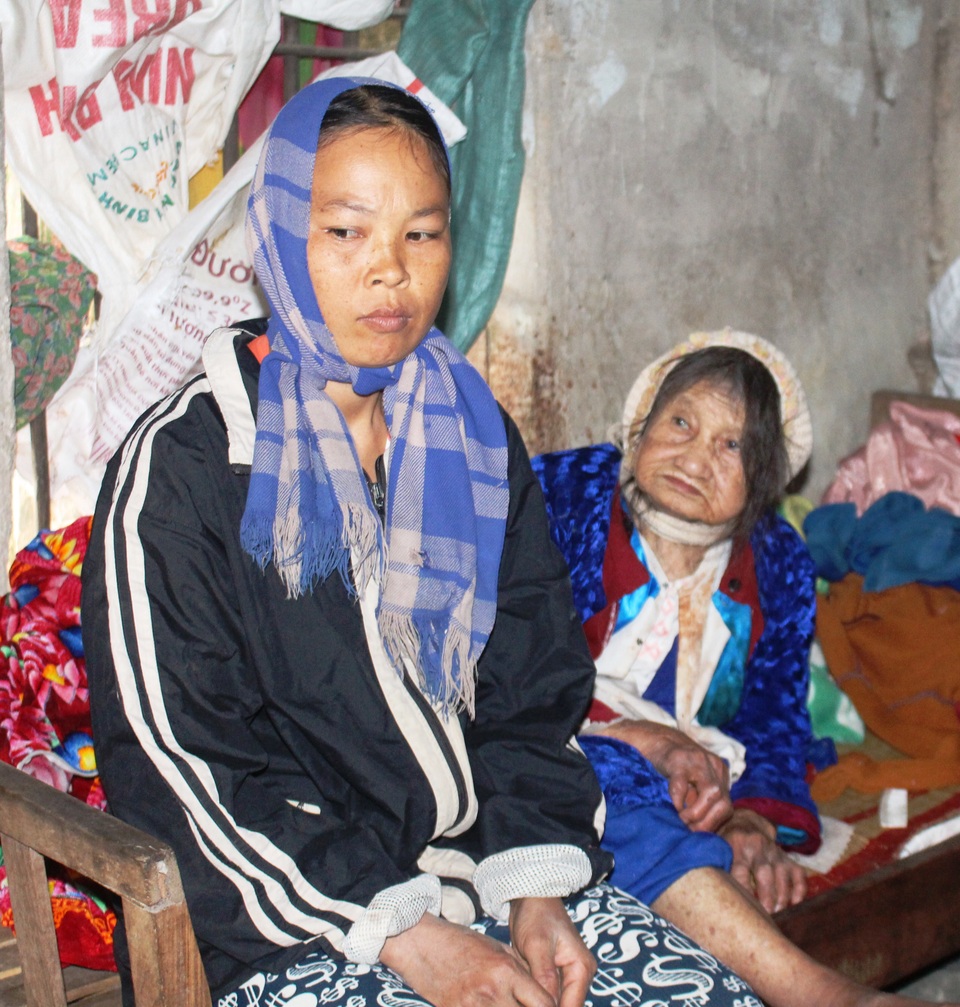 Bạn đọc giúp đỡ cháu bé 10 tuổi cơ cực chăm mẹ tâm thần, cụ bại liệt - 3 Bạn đọc giúp đỡ cháu bé 10 tuổi cơ cực chăm mẹ tâm thần, cụ bại liệt - 3