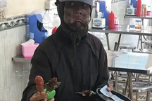 Đóng giả người đàn ông mặt đen bí ẩn để đăng Facebook “câu like”