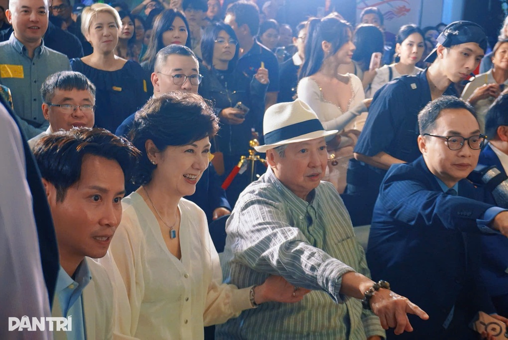 Hồng Kim Bảo tuổi 73: Vợ hoa hậu kề cạnh, sang Việt Nam tìm... quán phở - 4 Hồng Kim Bảo tuổi 73: Vợ hoa hậu kề cạnh, sang Việt Nam tìm... quán phở - 4