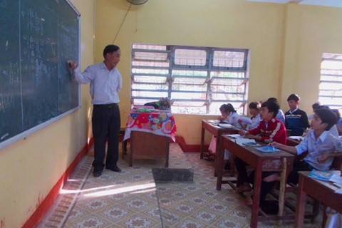 Hai người chiến sĩ cầm súng rồi lại cầm bút