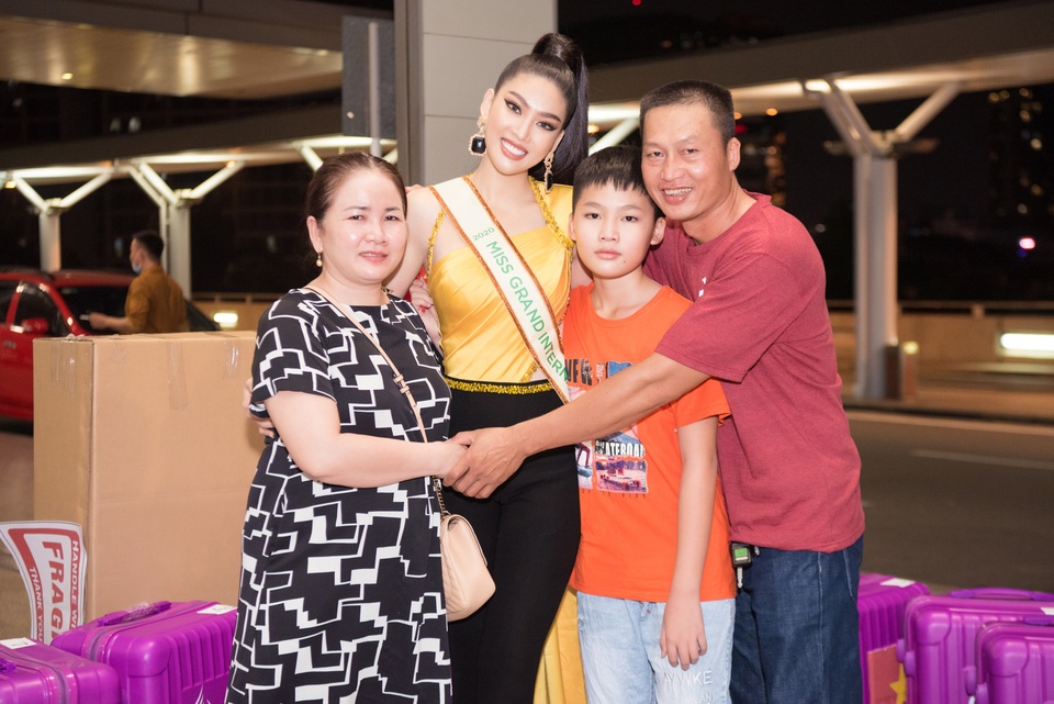 Phải cách ly, Ngọc Thảo mang 150kg hành lý sang Thái Lan dự thi - 4