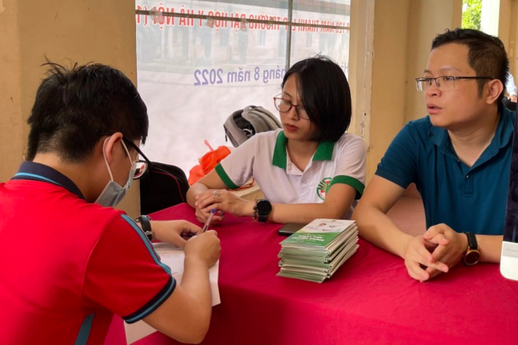 Giám đốc bệnh viện công tới trường đại học chiêu mộ bác sĩ - 3 Giám đốc bệnh viện công tới trường đại học chiêu mộ bác sĩ - 3