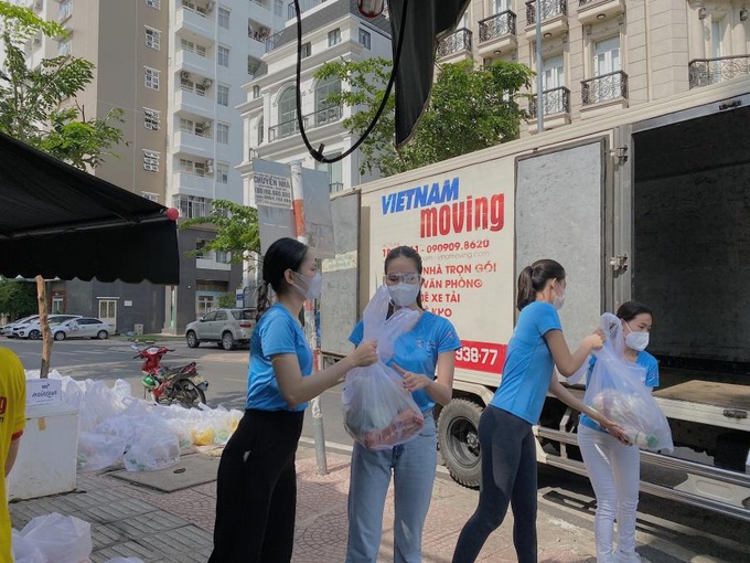 Hoa hậu Tiểu Vy, Á hậu Phương Anh tặng 50 tấn gạo cho công nhân nghèo - Ảnh 3.