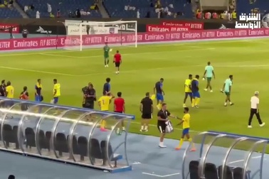 Ronaldo hắt nước vào phóng viên truyền hình